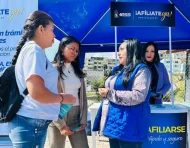 Personas reciben charla sobre la importacia de la afiliación al IESS.