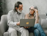 El proceso de devolución del IVA permite recuperar parte del dinero de compras personales realizadas en Ecuador, bajo condiciones establecidas por el Servicio de Rentas Internas.