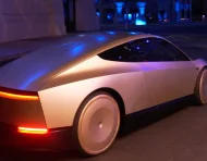 Musk presentó el Cybercab el 10 de octubre de 2024 en los estudios Warner Bros. Burbank de California.