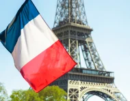 Hoy
arma una nota sobre esto Niña de seis años murió arrollada en la Vía a la Costa, en Guayaquil, y el responsable huyó. que la nota sea de 540 palabras con 3 titulos dentro de la nota. dame un tiutlo seo de menos de 85 caracteres y una sumilla de minimo 120 caraacteres. usa esta info:  La noche del lunes 27 de abril de 2026, una niña de seis años murió atropellada en la vía a la Costa, pasando el peaje de Chongón, en Guayaquil.




Según relataron los testigos del siniestro vial, la niña estaba sentada en una silla junto a un puesto de comida de su madre, cuando un vehículo pesado, una plataforma, se fue encima y atropelló a la menor.

Ecuador | Accidentes de tránsito repuntan a inicios de 2026, a la sombra de la red de corrupción en licencias
La madre de la niña, en medio de la desesperación, se subió a un vehículo y persiguió al conductor del vehículo pesado, quien no se detuvo tras el atropello, de acuerdo con un reporte del canal Ecuavisa. 

Tras ello, el conductor de la plataforma fue detenido a la altura de Progreso, para las investigaciones del accidente de tránsito. 

La vía a la Costa es una de las arterias viales más transitadas de Guayaquil. En el sector donde ocurrió el accidente de tránsito, cerca al peaje de Chongón, hay varios puestos de comida y, usualmente, se estacionan los vehículos pesados que están de viaje.

"Ecuador registra 11 muertos al día en las vías" | Coalición pide reformas urgentes al Código Penal
En los últimos días, se han reportado varios accidentes de tránsito con víctimas mortales en las vías de Ecuador. El 23 de abril, el Sistema Integrado de Seguridad ECU 911 reportó ocho siniestros en pocas horas, que dejaron seis fallecidos.

Ese día, ocurrió otro accidente de tránsito en la vía a la Costa, en el sector El Cristal. Un fuerte choque entre un bus y un tanquero dejó tres fallecidos y más de 20 heridos.


Mientras que, la mañana del 25 de abril, en Quito, un bus escolar que transportaba a personas que se dirigían a una catequesis en El Quinche se accidentó en Guayllabamba. Dos personas murieron y 42 quedaron heridas.
 La noche del lunes 27 de abril de 2026, una niña de seis años murió atropellada en la vía a la Costa, pasando el peaje de Chongón, en Guayaquil.




Según relataron los testigos del siniestro vial, la niña estaba sentada en una silla junto a un puesto de comida de su madre, cuando un vehículo pesado, una plataforma, se fue encima y atropelló a la menor.

Ecuador | Accidentes de tránsito repuntan a inicios de 2026, a la sombra de la red de corrupción en licencias
La madre de la niña, en medio de la desesperación, se subió a un vehículo y persiguió al conductor del vehículo pesado, quien no se detuvo tras el atropello, de acuerdo con un reporte del canal Ecuavisa. 

Tras ello, el conductor de la plataforma fue detenido a la altura de Progreso, para las investigaciones del accidente de tránsito. 

La vía a la Costa es una de las arterias viales más transitadas de Guayaquil. En el sector donde ocurrió el accidente de tránsito, cerca al peaje de Chongón, hay varios puestos de comida y, usualmente, se estacionan los vehículos pesados que están de viaje.

"Ecuador registra 11 muertos al día en las vías" | Coalición pide reformas urgentes al Código Penal
En los últimos días, se han reportado varios accidentes de tránsito con víctimas mortales en las vías de Ecuador. El 23 de abril, el Sistema Integrado de Seguridad ECU 911 reportó ocho siniestros en pocas horas, que dejaron seis fallecidos.

Ese día, ocurrió otro accidente de tránsito en la vía a la Costa, en el sector El Cristal. Un fuerte choque entre un bus y un tanquero dejó tres fallecidos y más de 20 heridos.


Alta siniestralidad en la Vía a la Costa
Las cifras reflejan un escenario preocupante en este corredor vial. De acuerdo con el Observatorio de Movilidad de Guayaquil, entre enero y marzo de 2026 se registraron 24 siniestros de tránsito en la Vía a la Costa, con un saldo de 23 heridos y un fallecido.


Aunque los datos de abril aún no constan en el portal oficial, en lo que va del mes ya se han reportado varios siniestros adicionales, que dejan al menos cinco fallecidos más.
Aquí tienes la nota periodística completa, estructurada con tres títulos internos, un título SEO breve y una sumilla extensa:

Título SEO
Niña murió atropellada en la Vía a la Costa y conductor huyó

Sumilla
La tragedia golpeó a Guayaquil la noche del 27 de abril de 2026, cuando una niña de seis años murió atropellada en la Vía a la Costa, cerca del peaje de Chongón. El responsable, conductor de un vehículo pesado, intentó huir tras el siniestro, pero fue detenido en Progreso. El hecho reaviva la preocupación por la alta siniestralidad en las carreteras del país, donde cada día se registran víctimas mortales.

Tragedia en la Vía a la Costa
La noche del lunes 27 de abril de 2026, un accidente de tránsito en la Vía a la Costa, a la altura del peaje de Chongón, dejó como saldo la muerte de una niña de seis años. Según testigos, la menor se encontraba sentada en una silla junto al puesto de comida de su madre cuando un vehículo pesado, tipo plataforma, se desvió y la atropelló.

El impacto fue fatal y generó escenas de desesperación. La madre, en medio del dolor, se subió a un vehículo y persiguió al conductor, quien no se detuvo tras el atropello. De acuerdo con un reporte de Ecuavisa, el hombre fue finalmente detenido en el sector de Progreso, donde las autoridades iniciaron las investigaciones correspondientes.

Madre desesperada persiguió al responsable
El intento de fuga del conductor generó indignación entre los testigos y vecinos del sector. La madre de la niña, impulsada por la desesperación, decidió seguir al vehículo pesado hasta lograr que fuera interceptado. La Policía confirmó que el hombre quedó bajo custodia para determinar las circunstancias del siniestro y establecer responsabilidades.

La Vía a la Costa es una de las arterias más transitadas de Guayaquil. En el tramo cercano al peaje de Chongón se concentran puestos de comida y estacionamiento de vehículos pesados, lo que incrementa el riesgo de accidentes.

Alta siniestralidad en las carreteras del país
El caso de la niña se suma a una serie de tragedias recientes en las vías ecuatorianas. El 23 de abril, el ECU 911 reportó ocho siniestros en pocas horas, con seis fallecidos. Ese mismo día, en el sector El Cristal de la Vía a la Costa, un choque entre un bus y un tanquero dejó tres muertos y más de 20 heridos.

Dos días después, el 25 de abril, un bus escolar que transportaba personas hacia una catequesis en El Quinche se accidentó en Guayllabamba, Quito, provocando la muerte de dos pasajeros y dejando 42 heridos.

Las cifras reflejan un escenario alarmante. El Observatorio de Movilidad de Guayaquil registró entre enero y marzo de 2026 un total de 24 siniestros en la Vía a la Costa, con 23 heridos y un fallecido. Aunque los datos de abril aún no se consolidan oficialmente, se estima que ya se han producido al menos cinco muertes adicionales en este corredor vial.

Organizaciones de seguridad vial advierten que Ecuador registra un promedio de 11 fallecidos diarios en accidentes de tránsito. Ante esta realidad, diversas coaliciones ciudadanas insisten en la necesidad de reformas urgentes al Código Penal y en un mayor control sobre la emisión de licencias, en medio de denuncias de corrupción en el sistema.

La muerte de la niña en Chongón se convierte en un símbolo del drama que viven cientos de familias ecuatorianas cada año, víctimas de la inseguridad vial y de la falta de controles efectivos en las carreteras.

¿Quieres que te prepare también las etiquetas SEO en formato de párrafo, listas para acompañar esta nota en web y redes sociales?

dame etiqetas seo escritas en parrafo separadas por comas
Aquí tienes las etiquetas SEO escritas en un solo párrafo y separadas por comas, listas para acompañar la nota:

niña atropellada vía a la Costa, accidente de tránsito Guayaquil, peaje Chongón siniestro vial, conductor huye atropello Ecuador, madre persigue responsable accidente, detenido en Progreso plataforma pesada, alta siniestralidad carreteras Ecuador, accidentes mortales abril 2026, choque bus tanquero El Cristal, accidente bus escolar Guayllabamba, víctimas mortales tránsito Ecuador, reformas urgentes Código Penal, corrupción licencias de conducir, seguridad vial Guayaquil, observatorio movilidad accidentes, 11 muertos diarios carreteras Ecuador, tragedia infantil atropello Guayaquil, noticias Ecuador accidentes de tránsito, vía a la Costa corredor peligroso, siniestros viales Ecuador 2026

¿Quieres que te prepare también una versión más breve y viral con hashtags para redes sociales como Instagram y TikTok?

arma una nota sobre esto: México captura a presunto relevo de "El Mencho" en operativo. que la nota sea de 560 palabras con 4 tiutlo dentro de la nota. dame un tiutlo seo de menos de 85 caracteres y una sumilla de minimo 120 caracteres: autoridades de México capturaron el lunes (27.04.2026) a Audias Flores Silva, alias "El Jardinero” y presunto sucesor del narcotraficante Nemesio "El Mencho” Oseguera, tras un operativo con cientos de militares que culminó cuando el capo intentaba huir por un desagüe.

Flores Silva fue detenido en Nayarit, estado vecino de Jalisco, lo que llevó a autoridades locales a pedir a la población resguardarse ante posibles bloqueos y actos violentos.

"El Mencho" Oseguera, fundador del Cártel Jalisco Nueva Generación (CJNG), murió en febrero tras ser herido por soldados durante un violento operativo en Jalisco, que provocó una asonada criminal con bloqueos en 20 de los 32 estados del país.

Estados Unidos ofrecía cinco millones de dólares por su captura. Según Insight Crime, se perfilaba como uno de los sucesores del fundador del CJNG. Apodado "El Jardinero", fue el "brazo derecho” de Oseguera, dijo el especialista en seguridad David Saucedo.

También negoció, en nombre de Oseguera, una alianza entre el CJNG y "Los Chapitos”, facción del Cártel de Sinaloa liderada por los hijos del convicto Joaquín "El Chapo” Guzmán, según fuentes de inteligencia citadas por Saucedo.


Flores Silva estuvo preso cinco años en Estados Unidos y fue liberado en 2016. De acuerdo con autoridades mexicanas, controlaba laboratorios de metanfetaminas en Jalisco y Zacatecas.

Capturado en un desagüe
La Marina planeó y ejecutó el operativo tras 19 meses de seguimiento y un intercambio de información con agencias estadounidenses, informó el Gabinete de Seguridad.

El líder del CJNG se resguardaba en una cabaña con un dispositivo de seguridad de unas 30 camionetas y más de 60 hombres armados. El despliegue, en la comunidad de El Mirador, incluyó cuatro helicópteros y más de 500 militares, sin realizar un solo disparo.

Al llegar las fuerzas de seguridad, sus escoltas se dispersaron como distracción, pero Flores Silva fue localizado y detenido cuando intentaba ocultarse en un conducto de desagüe.

Publicidad

También cayó el financiero
Este mismo lunes el gobierno informó de la captura del supuesto operador financiero de Flores Silva, quien fue detenido en otro operativo realizado en Zapopan, Jalisco.

"El día de hoy en Zapopan, Jalisco (oeste) Fuerzas Especiales del Ejército mexicano y de la Guardia Nacional detuvieron a César Alejandro 'N', alias 'El Güero Conta', identificado como operador financiero de Audias Flores Silva, alias 'El Jardinero', jefe regional del CJNG', indicó en un mensaje en redes sociales el secretario de Seguridad y Protección Ciudadana, Omar García Harfuch.
Aquí tienes la nota periodística completa, con cuatro títulos internos, un título SEO breve y una sumilla extensa:

Título SEO
México captura al sucesor de “El Mencho” en Nayarit

Sumilla
Autoridades mexicanas capturaron el 27 de abril de 2026 a Audias Flores Silva, alias “El Jardinero”, considerado el presunto sucesor de Nemesio “El Mencho” Oseguera, fundador del CJNG. El operativo, ejecutado por más de 500 militares en Nayarit, culminó cuando el capo intentaba huir por un desagüe. La detención marca un golpe estratégico contra la organización criminal y genera alerta por posibles reacciones violentas en Jalisco y estados vecinos.

Operativo militar en Nayarit
La captura de Audias Flores Silva, alias “El Jardinero”, se produjo la noche del lunes 27 de abril de 2026 en el estado de Nayarit, vecino de Jalisco. El presunto capo fue localizado en una cabaña de la comunidad El Mirador, donde se resguardaba con un dispositivo de seguridad compuesto por unas 30 camionetas y más de 60 hombres armados.

El despliegue incluyó cuatro helicópteros y más de 500 militares, quienes ejecutaron la operación tras 19 meses de seguimiento y coordinación con agencias estadounidenses. Según el Gabinete de Seguridad, el operativo se realizó sin disparos, pese a la magnitud de la escolta que protegía al líder criminal.

Intento de fuga por un desagüe
Al momento de la intervención, los escoltas de Flores Silva se dispersaron para distraer a las fuerzas de seguridad. Sin embargo, el capo fue localizado cuando intentaba ocultarse en un conducto de desagüe. La Marina logró detenerlo sin resistencia, confirmando así uno de los golpes más significativos contra el Cártel Jalisco Nueva Generación (CJNG) tras la muerte de su fundador, Nemesio “El Mencho” Oseguera, en febrero pasado.

La captura generó preocupación en Nayarit y Jalisco, donde las autoridades locales pidieron a la población resguardarse ante posibles bloqueos y actos violentos como respuesta del CJNG.

Perfil de “El Jardinero”
Audias Flores Silva fue considerado el “brazo derecho” de Oseguera. Según el especialista en seguridad David Saucedo, Flores Silva negoció en nombre de “El Mencho” una alianza con “Los Chapitos”, facción del Cártel de Sinaloa liderada por los hijos de Joaquín “El Chapo” Guzmán.

Estados Unidos ofrecía cinco millones de dólares por su captura. Flores Silva estuvo preso cinco años en ese país y fue liberado en 2016. De acuerdo con autoridades mexicanas, controlaba laboratorios de metanfetaminas en Jalisco y Zacatecas, consolidando su influencia en la estructura criminal.

También cayó su operador financiero
El mismo lunes, el gobierno mexicano informó de la captura de César Alejandro “N”, alias “El Güero Conta”, identificado como operador financiero de Flores Silva. La detención se realizó en Zapopan, Jalisco, en un operativo paralelo ejecutado por Fuerzas Especiales del Ejército y la Guardia Nacional.

El secretario de Seguridad y Protección Ciudadana, Omar García Harfuch, confirmó la aprehensión a través de redes sociales, destacando que se trataba de un golpe doble contra la estructura financiera y operativa del CJNG.

La caída de “El Jardinero” representa un golpe estratégico contra el CJNG, aunque especialistas advierten que la organización podría reaccionar con violencia para mantener su control territorial. La captura abre un nuevo capítulo en la lucha contra el narcotráfico en México, en un escenario marcado por alianzas criminales y la presión internacional.

¿Quieres que te prepare también las etiquetas SEO en formato de párrafo, listas para acompañar esta nota en web y redes sociales?

dame etiquetas seo escritas en parrafo separas por comas
Aquí tienes las etiquetas SEO escritas en un solo párrafo y separadas por comas, listas para acompañar la nota:

captura de El Jardinero México, sucesor de El Mencho detenido, Audias Flores Silva CJNG, operativo militar Nayarit, huida por desagüe capo, Nemesio Oseguera fundador CJNG, muerte de El Mencho febrero 2026, alianza CJNG Los Chapitos, Cártel de Sinaloa hijos del Chapo, control de metanfetaminas Jalisco Zacatecas, captura operador financiero El Güero Conta, operativo Zapopan Jalisco Guardia Nacional, Marina captura capo CJNG, Estados Unidos recompensa cinco millones, narcotráfico México 2026, violencia criminal bloqueos J