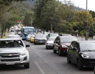 Tráfico vehicular se intensifica en una de las principales vías de Quito ante la reducción del servicio de transporte público.