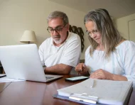 Persona adulta revisa en línea su historia laboral y el detalle de aportes registrados en el sistema del IESS, paso clave dentro del proceso de calificación para la jubilación por vejez.
