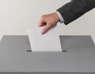 Ciudadano deposita su voto en una urna, en el marco de las elecciones organizadas por el CNE en Ecuador.