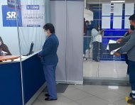 Contribuyentes realizan trámites en una oficina del Servicio de Rentas Internas en Ecuador.