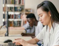 Jóvenes ecuatorianos podrán estudiar y trabajar en Australia durante un año con una visa especial.