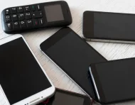Teléfonos móviles incautados, en el marco de las recomendaciones para bloquear equipos robados en Ecuador.