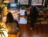 Referencial. En la imagen de archivo, una mujer realiza teletrabajo en su casa mientras su hija juega a su lado.