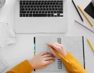Referencial.Espacios de estudio organizados reflejan el entorno digital y académico de las becas online ofrecidas por la Universidad Europea en Ecuador.
