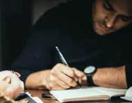 Jóvenes de entre 18 y 29 años pueden postular a las becas de educación superior del programa “Nuevo Ecuador 2026”.