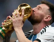 Messi con la Copa del Mundo tras la victoria de Argentina en Qatar 2022