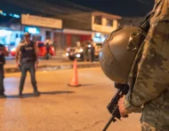 Militares realizan operativos de control durante el estado de excepción en Ecuador.