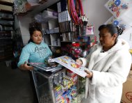 Madre de familia compara precios de útiles escolares en la Sierra ecuatoriana.