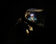 Personas realizan labores de búsqueda en una zona afectada por un terremoto este viernes, en La Guaira (Venezuela).