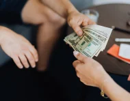 El préstamo del BIESS permite cubrir pensiones alimenticias mediante un crédito quirografario para afiliados y jubilados.