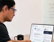 Basada en principios de la terapia cognitivo-conductual, la plataforma ofrece sesiones de entre cinco y doce minutos para ayudar a reinterpretar pensamientos.