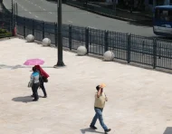 Ciudadanos en el centro de Guayaquil utilizan sombrillas y gorras para protegerse del alto índice de radiación UV que golpea a la urbe.