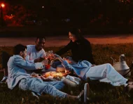 Las cenas y encuentros sociales al aire libre durante la noche ganan terreno como alternativa para socializar de manera cómoda.