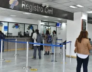 Usuarios realizando trámites en una agencia del Registro Civil.