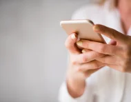 Smartphone en uso, reflejo de la conectividad que Apple busca reforzar con el iPhone 18 Pro Max.