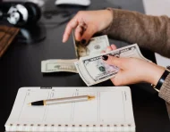 Los beneficiarios cuya cédula termina en 7 pueden retirar este 27 de julio el Bono de Desarrollo Humano en los puntos de pago autorizados por el MIES.