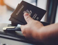 Pasaporte sobre una maleta, símbolo del documento que en Ecuador tiene un costo definido en 2026.