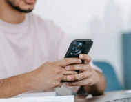 Referencial.Usuario revisa su teléfono tras recibir el aviso de que la cuenta está en revisión en WhatsApp.