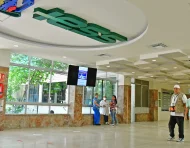 Referencial.Usuarios esperan atención en una unidad del IESS ante la falta de medicamentos gratuitos