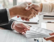Referencial.Usuarios revisan acuerdos financieros como parte de la consulta de su historial crediticio en Ecuador.