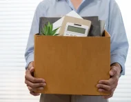 Referencial.Un trabajador recoge sus pertenencias tras finalizar su relación laboral.