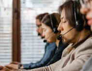 Referencial.Operadores atienden llamadas de emergencia en el ECU 911.