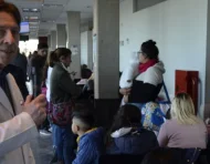 Pacientes esperan su turno para ser atendidos en un hospital de Argentina.