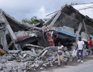 Rescatistas y voluntarios trabajan entre los escombros tras el terremoto que deja 273 muertos, 3.824 heridos y 377 desaparecidos en Colombia.