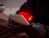 Apple ha enviado una nueva tanda de notificaciones a los clientes que sospecha que han sido víctimas de software espía capaz de hackear sus dispositivos.