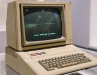 Las primeras computadoras personales acercaron el mundo digital a los hogares, aunque conectarse a Internet todavía requería comandos, módems telefónicos y grandes dosis de paciencia.
