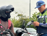 Miembros de la Agencia de Tránsito y Movilidad (ATM) realizan controles a motociclistas en varios sectores de Guayaquil.