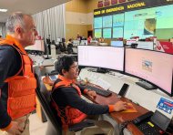 Fotografía tomada de la cuenta en X @indeciperu del Instituto Nacional de Defensa Civil de Perú (Indeci) en la que se observa al jefe del Indeci, Luis Enrique Vásquez (i), monitoreando lo ocurrido por el terremoto de magnitud 7,2 en la región andina de Ayacucho.