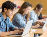 Estudiantes en Ecuador acceden a herramientas digitales como parte del programa gratuito de Google AI Plus.