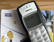 El histórico celular Nokia 1100 es uno de los modelos más vendidos de la historia y sirve de inspiración para la nueva generación de teléfonos básicos.