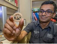 Lahiru Jayakody, líder del proyecto, mostrando una de las galletas.