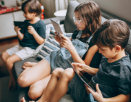 Meta aceptó reforzar los límites de uso y las herramientas de supervisión para proteger a niños y adolescentes en Instagram y Facebook.