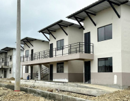 Casas en contrucción de programas habitacionales en Ecuador.