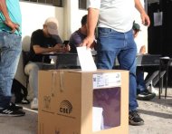 UN CIUDADANO SUFRAGA Y DEPOSITA SU PAPELETA EN UNO DE LAS URNAS O BIOMBOS PARA DEPOSITAR SU VOTO ||