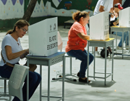 Personas ejerciendo su derecho al voto.