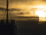 Un eclipse solar parcial se alza sobre el One World Trade Center en Nueva York, Nueva York, EE. UU., el 10 de junio de 2021 (reedición del 7 de septiembre de 2026).