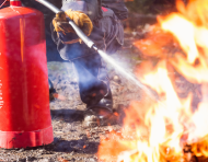 Bomberos y ciudadanos utilizan extintores para controlar las llamas en Quito.