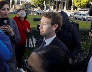 Fotografía de archivo, tomada el pasado 25 de marzo, en la que se captó a director ejecutivo de Meta, Mark Zuckerberg (c), en Los Ángeles (CA, EE.UU.). EFE/Chris Torres