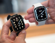 Una persona sostiene los nuevos Apple Watch Series 12, el día de su lanzamiento, en Nueva York (Estados Unidos).