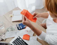 Los adultos mayores pueden solicitar al SRI la devolución del IVA pagado en determinadas compras de bienes y servicios de primera necesidad.