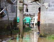 Un morador permanece dentro de su vivienda, rodeado por el agua acumulada tras las fuertes lluvias que afectaron a La Unión, en Quinindé.