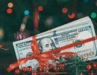 El décimo tercer sueldo, conocido también como bono navideño, es una remuneración adicional que corresponde a los trabajadores bajo relación de dependencia.